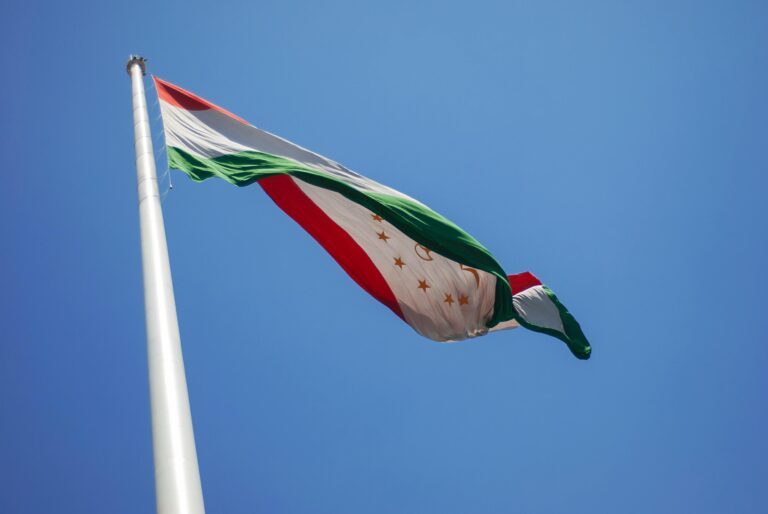 Laïcité autoritaire et menace exportée : le paradoxe sécuritaire du Tadjikistan post-soviétique (2025)